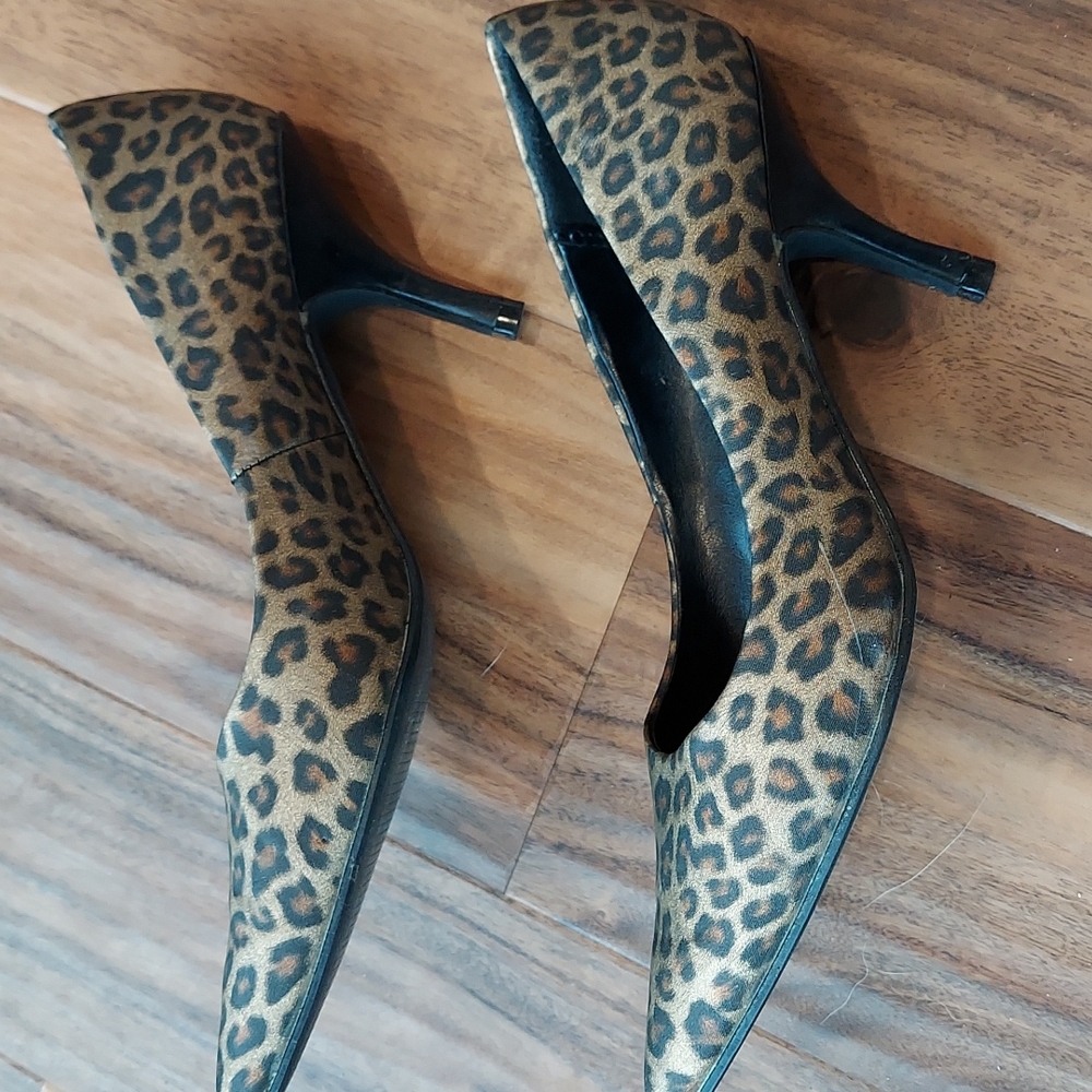 Pumps - Picture 2 of 5